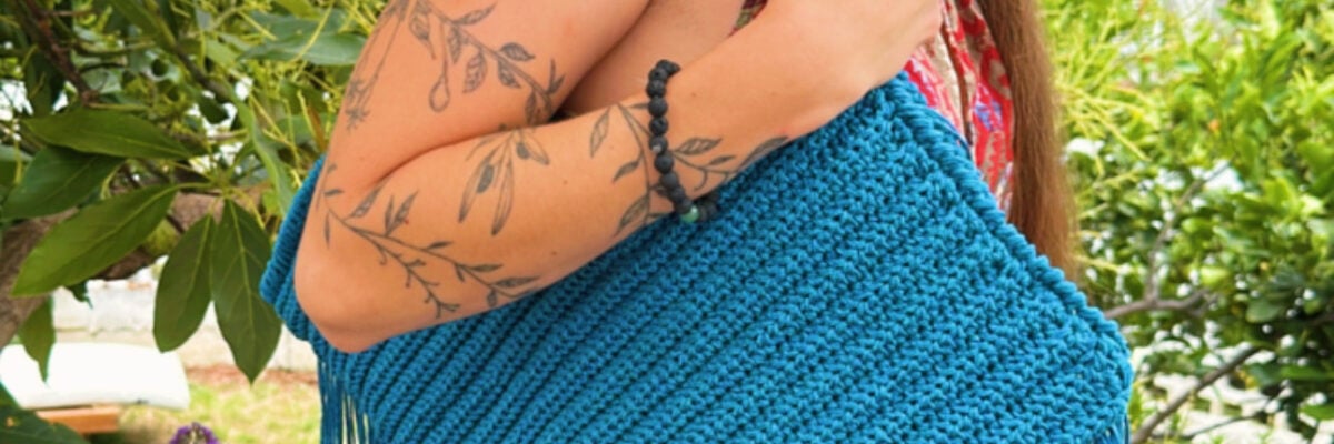 Aprende a hacer un bolso crochet con flecos con estilo boho. Paso a paso sencillo con Rubí Iris, ideal para verano, playa o tu día a día.