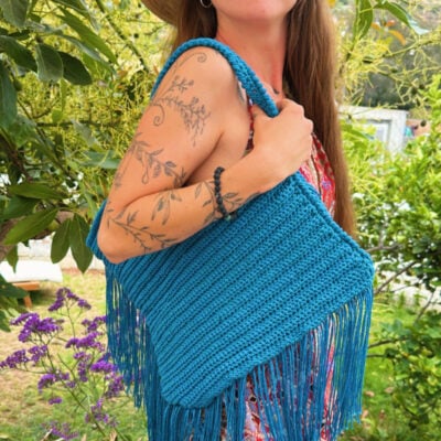 Aprende a hacer un bolso crochet con flecos con estilo boho. Paso a paso sencillo con Rubí Iris, ideal para verano, playa o tu día a día.