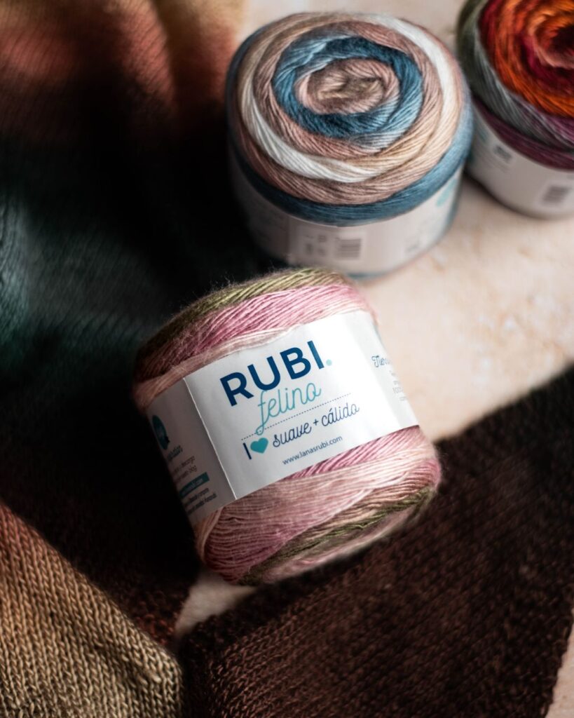 Descubre cómo tejer un patrón de chal a dos agujas con Rubí Felino. Ideal para principiantes y expertas. Explicado vuelta a vuelta.