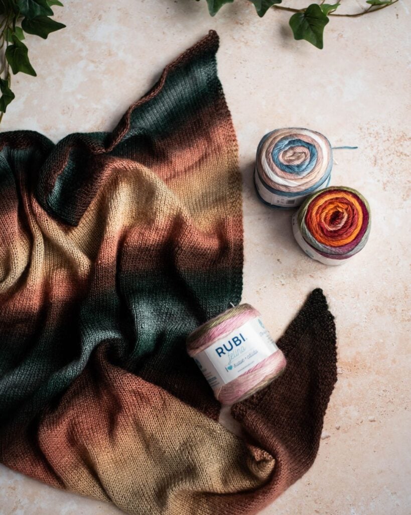 Descubre cómo tejer un patrón de chal a dos agujas con Rubí Felino. Ideal para principiantes y expertas. Explicado vuelta a vuelta.