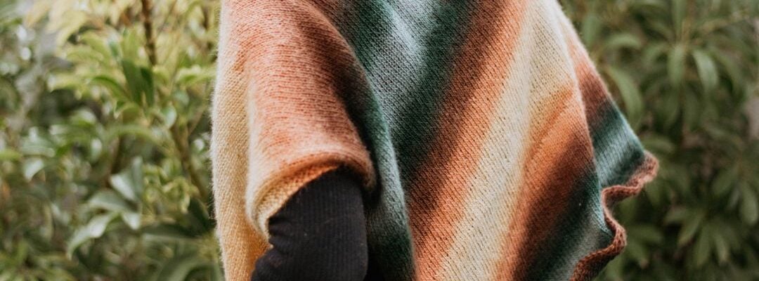 Descubre cómo tejer un patrón de chal a dos agujas con Rubí Felino. Ideal para principiantes y expertas. Explicado vuelta a vuelta.