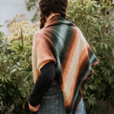 Descubre cómo tejer un patrón de chal a dos agujas con Rubí Felino. Ideal para principiantes y expertas. Explicado vuelta a vuelta.