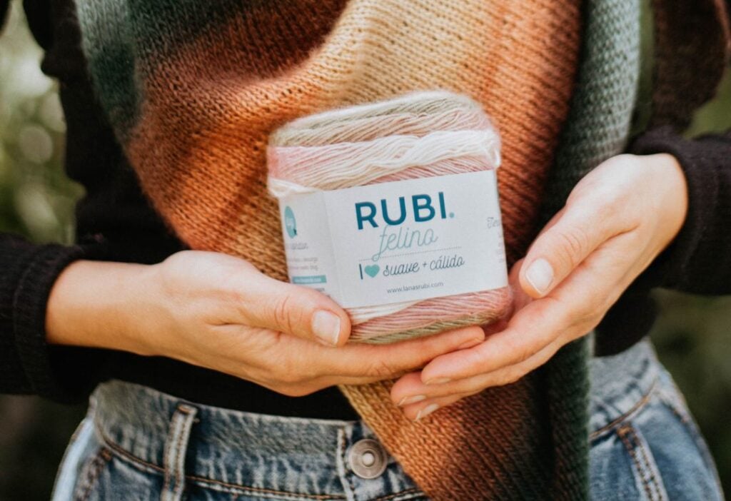 Descubre cómo tejer un patrón de chal a dos agujas con Rubí Felino. Ideal para principiantes y expertas. Explicado vuelta a vuelta.