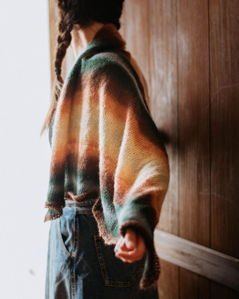 Descubre cómo tejer un patrón de chal a dos agujas con Rubí Felino. Ideal para principiantes y expertas. Explicado vuelta a vuelta.